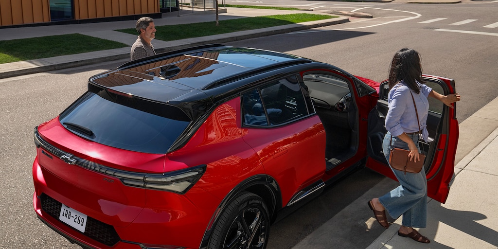 Nueva Chevrolet Equinox EV 2024 SUV eléctrica diseño deportivo versión RS Rally Sport con techo panorámico de 2 paneles