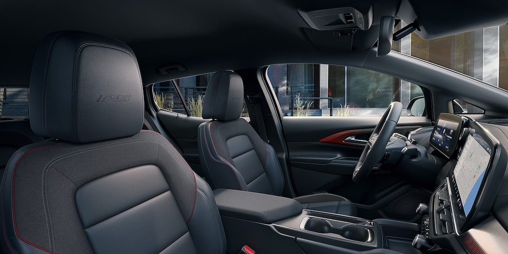 Nueva Chevrolet Equinox EV 2024 SUV eléctrica diseño deportivo RS, interior en color negro con acentos rojos