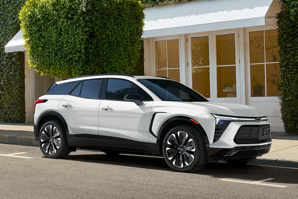 Cristales con tintado profundo de Chevrolet Blazer EV 2025, camioneta SUV eléctrica